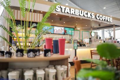 Nova Starbucks no aeroporto<!-- NICAID(15046966) -->