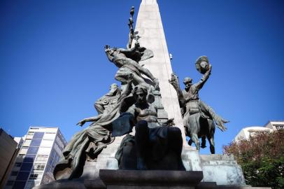 21/03/2022 - PORTO ALEGRE, RS - A Praça da Matriz, no centro de Poa, que estava em obras, será liberada hoje para os frequentadores. Estão sendo retirados os tapumes nesta manhã. Vamos mostrar como está o local nesta tarde. FOTO: Anselmo Cunha / Agência RBS<!-- NICAID(15047067) -->