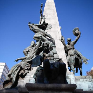 21/03/2022 - PORTO ALEGRE, RS - A Praça da Matriz, no centro de Poa, que estava em obras, será liberada hoje para os frequentadores. Estão sendo retirados os tapumes nesta manhã. Vamos mostrar como está o local nesta tarde. FOTO: Anselmo Cunha / Agência RBS<!-- NICAID(15047067) -->