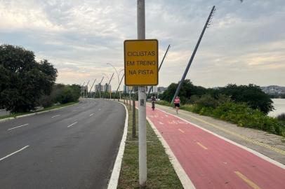 Placas alertam para bicicletas em alta velocidade na orla do Guaíba. Crédito: Juan Savedra / Arquivo pessoal<!-- NICAID(15047792) -->