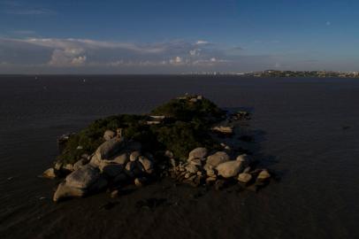 GUAÍBA, RS, BRASIL - 06.02.2020 - Imagens de drone da Ilha das Pedras Brancas, também conhecida como Ilha do Presídio, que fica no Guaíba, entre Porto Alegre e a cidade de Guaíba. (Foto: Jefferson Botega/Agencia RBS)<!-- NICAID(14411528) -->