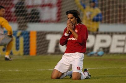 -Fernandão comemora o seu gol, o milésimo  em Grenais.Fernandão se ajoelha e agradece o histórico gol de cabeça.Aos 34 minutos do segundo tempo, o goiano Fernandão sobe sozinho para fazer o segundo gol da vitória de 2 a 0 do Inter e o milésimo da história do clássico Gre-Nal.-OBS CDI: Foto também publicada no Caderno Especial dos 100 anos de Gre-Nal de 18/07/2009.-CRÉDITO: Mauro Vieira, Agência RBS, 10/07/2004<!-- NICAID(1577870) -->