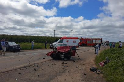 Acidente deixa quatro feridos na BR-285, em vacaria, na manhã desta terça-feira (22). A colisão envolveu um Palio e um Jeep Renegade. <!-- NICAID(15047876) -->