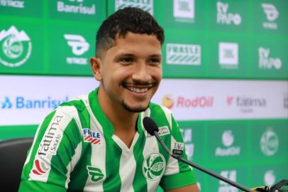 atleta de 27 anos chega por empréstimo do Fluminense<!-- NICAID(15048116) -->