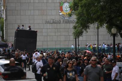 22/03/2022 - PORTO ALEGRE, RS - Manifestacao de policiais civis e agentes penitenciários na praca da matriz. FOTO: André Ávila / Agência RBS<!-- NICAID(15048219) -->