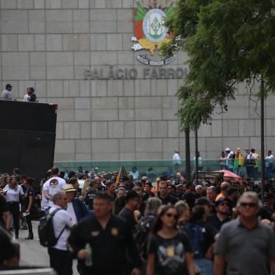 22/03/2022 - PORTO ALEGRE, RS - Manifestacao de policiais civis e agentes penitenciários na praca da matriz. FOTO: André Ávila / Agência RBS<!-- NICAID(15048219) -->