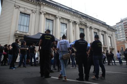 22/03/2022 - PORTO ALEGRE, RS - Manifestacao de policiais civis e agentes penitenciários na praca da matriz. FOTO: André Ávila / Agência RBS<!-- NICAID(15048218) -->