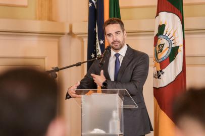 PORTO ALEGRE, RS, BRASIL, 23/03/2022 - O governador Eduardo Leite empossou Algir Lorenzon como novo conselheiro da Agência Estadual de Regulação dos Serviços Públicos Delegados do Rio Grande do Sul (AGERGS), em evento no Palácio Piratini, na manhã desta quarta-feira (23/3). O conselheiro-presidente da Agência, Luiz Afonso Senna, e o secretário do Meio Ambiente e Infraestrutura, Luiz Henrique Viana, também participaram da solenidade. Fotos: Gustavo Mansur / Palácio Piratini / DivulgaçãoIndexador: Gustavo Mansur<!-- NICAID(15048937) -->