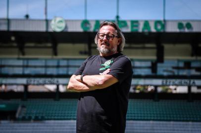 Sob o comando do técnico Luciano Brandalise, as gurias do Ju se apresentaram na segunda-feira (21), no Estádio Alfredo Jaconi. Após a apresentação e as conversas de boas-vindas, o grupo realizou o primeiro trabalho com bola no campo do Santa Lúcia, em Caxias do Sul. <!-- NICAID(15048946) -->