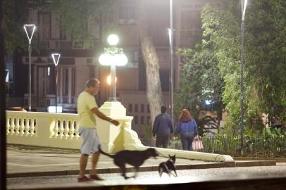 PORTO ALEGRE, RS, BRASIL - Nova iluminação da Praça da Matriz.Indexador: Jeff Botega<!-- NICAID(15049360) -->