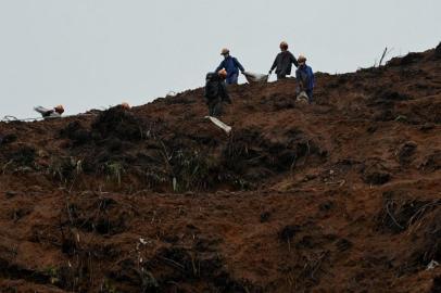 Rescue workers collect items at the site where China Eastern flight MU5375 crashed on March 21, near Wuzhou, in southwestern Chinas Guangxi province on March 24, 2022. (Photo by Noel Celis / AFP)<!-- NICAID(15049539) -->