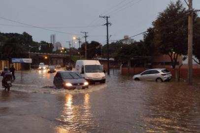 Há vários pontos de alagamentos como na Rua Luiz Covolan, no bairro Santa Catarina, em Caxias do Sul<!-- NICAID(15049543) -->