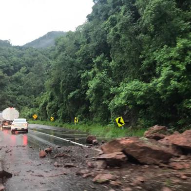 Deslizamento de encosta bloqueia parcialmente trânsito na RS-122 em Farroupilha<!-- NICAID(15049554) -->