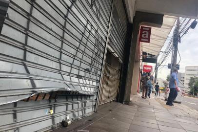 Uma loja de materiais esportivos foi arrombada e furtada na madrugada desta quinta-feira (24) na avenida Protásio Alves, bairro Bom Fim, em Porto Alegre. Os criminosos cortaram a cortina de ferro, entraram na loja e levaram produtos.Foto: Tiago Bitencourt/Agência RBS<!-- NICAID(15049656) -->