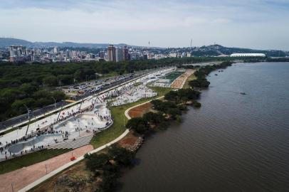 PORTO ALEGRE, RS, BRASIL, 23-10-2021: Abertura ao publico do trecho 3 da orla de Porto Alegre. No espaco, pista de skate, quadras esportivas, pracinha para criancas, bares, ciclovia. (Foto: Mateus Bruxel / Agencia RBS)Local: Lagoa Dos Patos<!-- NICAID(14923154) -->