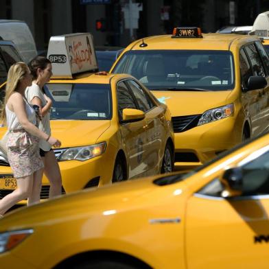 New York City Taxis  come down 2nd Avenue in New York  on July 10, 2014. The battle between ride-sharing and traditional taxi service is heating up in New York, with a new rival for ride-seekers declared illegal even before launching. Lyft, a ride-sharing service that operates in 60 US cities and competes with the likes of Uber, announced plans to launch Friday in the city boroughs of Brooklyn and Queens, claiming these communities are vastly underserved by existing transport options. Lyft said it had recruited 500 drivers in the Big Apple and that 75,000 New Yorkers had downloaded its mobile application ahead of the launch. The municipal agency said in a statement that Lyft is unauthorized in New York City and has failed to comply with safety and licensing requirements. AFP PHOTO / Timothy A. CLARY (Photo by TIMOTHY A. CLARY / AFP)Editoria: FINLocal: New YorkIndexador: TIMOTHY A. CLARYSecao: transportFonte: AFP<!-- NICAID(15049817) -->