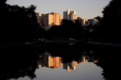 Porto Alegre, RS, Brasil, 22-03-2022: Amanhecer no Parque Farroupilha (Redenção). Clima em Porto Alegre. Foto: Mateus Bruxel / Agência RBSIndexador: Mateus Bruxel<!-- NICAID(15047414) -->