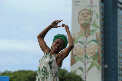 PORTO ALEGRE, RS, BRASIL,  24/03/2022-  Biatriz Gonçalves Pereira, mãe de santo da Ilha da Pintada, educadora e presidente de escola de samba,  grafitada no prédio do Daer-PGE. Na foto, Biatriz Gonçalves Pereira. Foto: Ronaldo Bernardi / Agencia RBS<!-- NICAID(15049721) -->