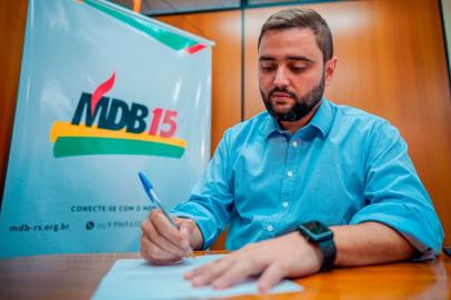 Gabriel Souza assina inscrição como pré-candidato do MDB