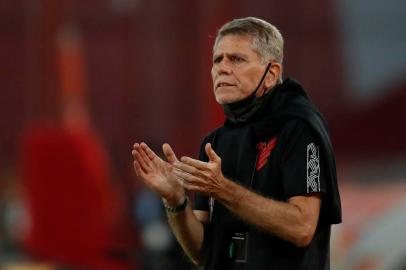 Brazils Athletico Paranaense coach Paulo Autuori gestures during the closed-door Copa Libertadores round before the quarterfinals football match against Argentinas River Plate, at the Libertadores de America stadium in Avellaneda, Buenos Aires, on December 1, 2020. (Photo by Natacha Pisarenko / various sources / AFP)Editoria: SPOLocal: AvellanedaIndexador: NATACHA PISARENKOSecao: soccerFonte: AFPFotógrafo: STF<!-- NICAID(15050378) -->