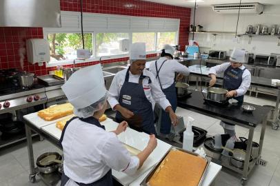 Além do bolo em comemoração aos 250 anos de Porto Alegre, alunos de Gastronomia da UniRitter produziram, em 2019, o bolo de 150 anos do Mercado Público (na foto)<!-- NICAID(15050012) -->