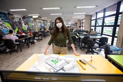 PORTO ALEGRE, RS, BRASIL - Jovens contam como é ir presencialmente à faculdade após dois anos. Na imagem Laura Eleutherio, 20 anos, do 3o semestre do curso de Arquitetura e Urbanismo da Escola Politécnica da PUCRS.Indexador: Jeff Botega<!-- NICAID(15050052) -->