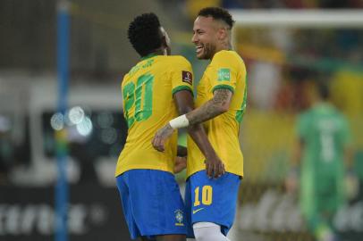 Brazils Neymar (R) celebrates with Brazils Vinicius Junior after scoring against Chile during their South American qualification football match for the FIFA World Cup Qatar 2022, at Maracana Stadium in Rio de Janeiro, Brazil, on March 24, 2022. (Photo by CARL DE SOUZA / AFP)Editoria: SPOLocal: Rio de JaneiroIndexador: CARL DE SOUZASecao: soccerFonte: AFPFotógrafo: STF<!-- NICAID(15050702) -->