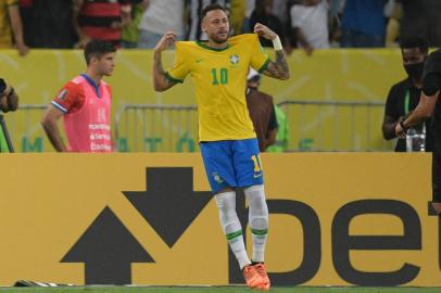 Brazils Neymar celebrates after scoring against Chile during their South American qualification football match for the FIFA World Cup Qatar 2022, at Maracana Stadium in Rio de Janeiro, Brazil, on March 24, 2022. (Photo by CARL DE SOUZA / AFP)Editoria: SPOLocal: Rio de JaneiroIndexador: CARL DE SOUZASecao: soccerFonte: AFPFotógrafo: STF<!-- NICAID(15050708) -->