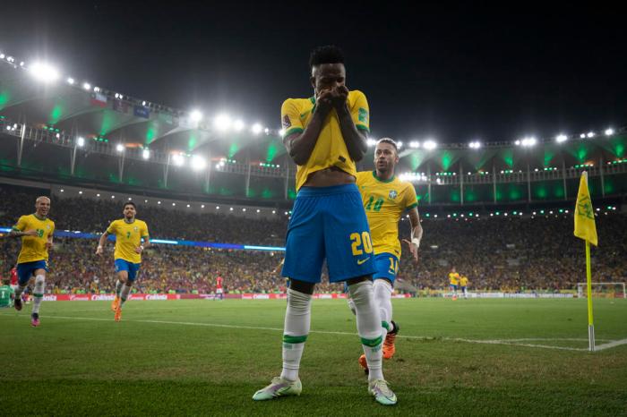 Seleção goleia Chile por 4 a 0 no último jogo no Brasil antes da Copa