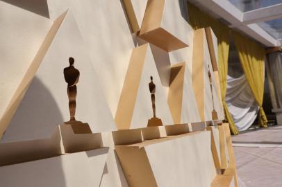 HOLLYWOOD, CALIFORNIA - MARCH 23: A general view of the 94th Oscar red carpet area being constructed at Dolby Theatre on March 23, 2022 in Hollywood, California.   Mike Coppola/Getty Images/AFP (Photo by Mike Coppola / GETTY IMAGES NORTH AMERICA / Getty Images via AFP)<!-- NICAID(15050799) -->