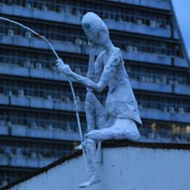 PORRO ALEGRE,RS,BRASIL.2022,03,25.Obra de artre Guri do Arroio, obra de Roberto Freitas, com materiais reciclaveis, um guri pescando no Largo dso Açorianos.(RONALDO BERNARDI/AGENCIA RBS).<!-- NICAID(15050839) -->