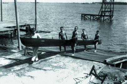 Foto mostra remadores retirando um barco do Guaíba, após um treino, em 1936. As águas também recebiam nadadores (atrás da sede unionista na Voluntários havia um espaço do rio/lago demarcado, chamado de piscina fluvial, onde eles treinavam nos meses quentes) e nadadores especialistas em saltos ornamentais (no mesmo local, havia uma torre de madeira de 5 metros para a prática dos saltos).<!-- NICAID(12117384) -->