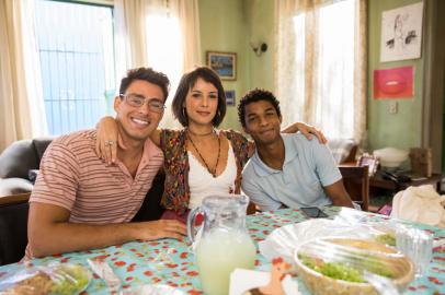 Christian (Cauã Reymond), Lara (Andréia Horta) e Ravi (Juan Paiva)<!-- NICAID(15049853) -->