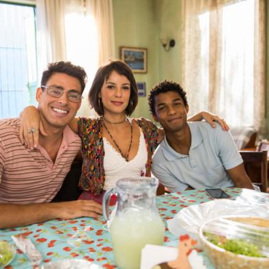 Christian (Cauã Reymond), Lara (Andréia Horta) e Ravi (Juan Paiva)<!-- NICAID(15049853) -->