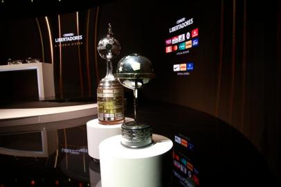 Troféus da Libertadores e da Sul-Americana. Conmebol/Divulgação<!-- NICAID(15051064) -->