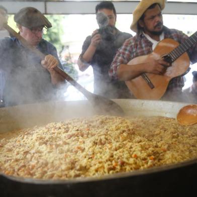 PORTO ALEGRE, RS, BRASIL,  25/03/2022- Fotos da paella servida no Largo Glenio Peres. Foto: Félix Zucco / Agencia RBS<!-- NICAID(15051212) -->