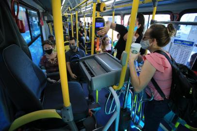 PORTO ALEGRE,MRS,BRASIL.2022,02,15.Primeira viagem de ônibus sem cobrador,da linha 7052, muitos passageiros estranharam e sentiram a falta do cobrador, e alguns comentavam entre si que cobrador fantasma, o motoritas Claudir Balestrin, ha 40 ano motorista se virou nos trinta, recebendo e dando troco para os passageiros.(RONALDO BERNARDI/AGENCIA RBS).<!-- NICAID(15016805) -->