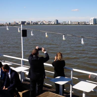 Comitiva de Açores participa de passeio de barco pelo Guaíba para ter a visão que os imigrantes tiveram quando chegaram às terras que hoje são Porto Alegre<!-- NICAID(15051716) -->