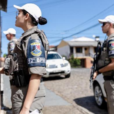 O combate à violência doméstica é um trabalho diário da Brigada Militar (BM) e uma das missões mais importantes é difundir as formas de proteção para a mulher. Por isso, nesta sexta-feira (25), em todo o Rio Grande do Sul, foi realizada a Operação Marias. A mobilização busca fortalecer as ações de proteção, orientando e encaminhando mulheres e seus familiares às formas disponíveis de amparo e proteção, em caso de violência doméstica. Em Caxias do Sul, uma divulgação foi realizada por PMs na Praça Dante Alighieri, além de um reforço nas visitas as vítimas protegidas pela Justiça, trabalho contínuo realizado pela Patrulha Maria da Penha.<!-- NICAID(15051618) -->