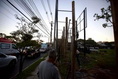 PORTO ALEGRE, RS, BRASIL - Tapume sendo colocado em terreno onde ficava o antigo ginásio da Brigada Militar, nas esquinas da Avenida Ipiranga com Silva Só.Indexador: Jeff Botega<!-- NICAID(15051767) -->