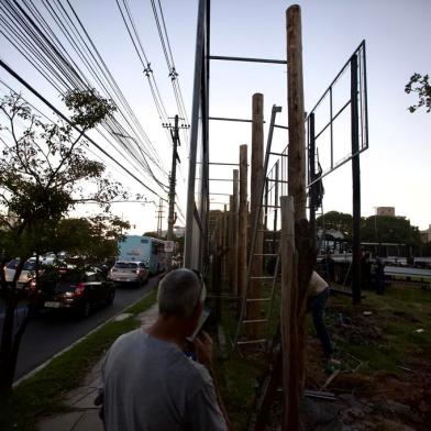 PORTO ALEGRE, RS, BRASIL - Tapume sendo colocado em terreno onde ficava o antigo ginásio da Brigada Militar, nas esquinas da Avenida Ipiranga com Silva Só.Indexador: Jeff Botega<!-- NICAID(15051767) -->