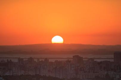 PORTO ALEGRE, RS, BRASIL - Fotos de pôr-do-sol na capital. Foto: Jefferson Botega / Agencia RBSIndexador: Jeff Botega<!-- NICAID(15049583) -->