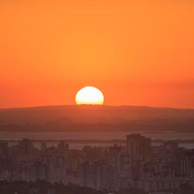 PORTO ALEGRE, RS, BRASIL - Fotos de pôr-do-sol na capital. Foto: Jefferson Botega / Agencia RBSIndexador: Jeff Botega<!-- NICAID(15049583) -->