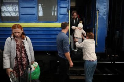 Evacuees from Mariupol disembark from a train arriving from Mariupol, at the railway station of the western Ukrainian city of Lviv, on March 25, 2022, during Russias military invasion launched on Ukraine. - Ukrainian officials in the strategic port city of Mariupol said on march 25 some 300 people could have died in the previous weeks Russian strike on a theatre where hundreds were sheltering. (Photo by Aleksey Filippov / AFP)Editoria: WARLocal: LvivIndexador: ALEKSEY FILIPPOVSecao: armed conflictFonte: AFPFotógrafo: STR<!-- NICAID(15051839) -->