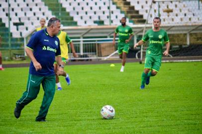 Técnico Luizinho, do Ypiranga. <!-- NICAID(15051613) -->