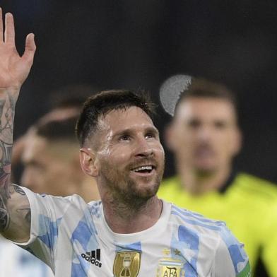 Argentinas Lionel Messi celebrates after the South American qualification football match for the FIFA World Cup Qatar 2022 between Argentina and Venezuela at La Bombonera stadium in Buenos Aires on March 25, 2022. (Photo by JUAN MABROMATA / AFP)Editoria: SPOLocal: Buenos AiresIndexador: JUAN MABROMATASecao: soccerFonte: AFPFotógrafo: STF<!-- NICAID(15052046) -->