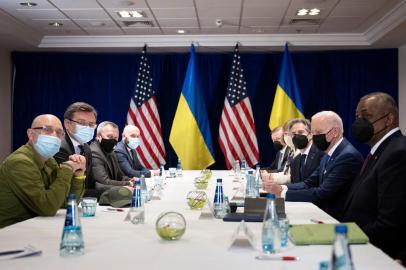 US President Joe Biden (2ndR) together with US Secretary of State Antony Blinken (3rdR) and US Defence Secretary Lloyd Austin (R) attend a meeting on Russias war in Ukraine with Ukrainian Foreign Minister Dmytro Kuleba (2ndL) and Ukrainian Defence Minister Oleksii Reznikov (L) in Warsaw on March 26, 2022. (Photo by Brendan Smialowski / AFP)<!-- NICAID(15052055) -->