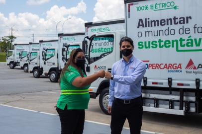 Mulheres dirigem frota de caminhões elétricos da AGCO/Coopercarga<!-- NICAID(15051472) -->