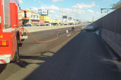 O incêndio de um veículo causa lentidão no trânsito da BR-116, na Região Metropolitana, na tarde deste domingo (27). O incidente foi registrado entre os kms 264 e 267 da via, em Canoas, no sentido interior/Capital. O local foi bloqueado para ação do Corpo de Bombeiros. Não há relato de feridos, somente danos materiais, segundo a Polícia Rodoviária Federal (PRF). <!-- NICAID(15052484) -->