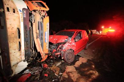 RIO PARDO, RS, BARSIL.2022,03,28.Acidente com seis mortos na BR290, envolvendo quatro veículos, entre eles uma carreta carregada de toras de madeira, e deixa a br inetrditada no km 235.(RONALDO BERNARDI/AGENCIA RBS).<!-- NICAID(15052774) -->